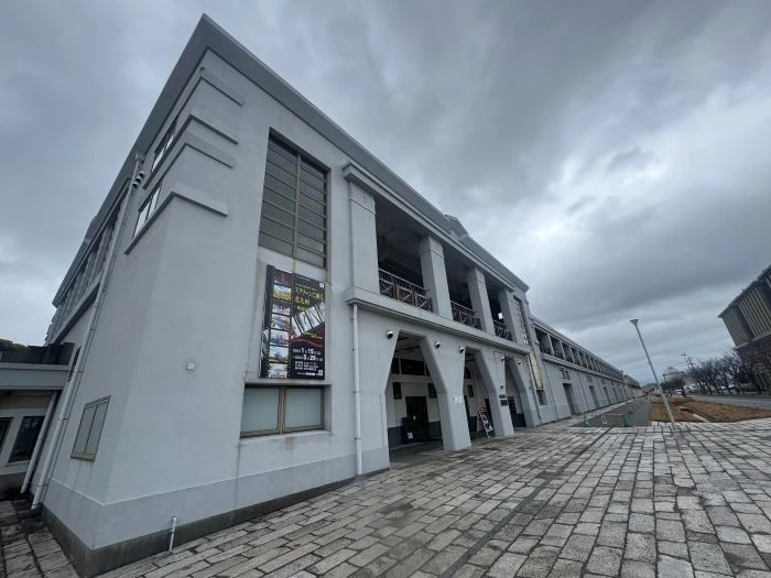 会場の旧大連航路上屋の写真