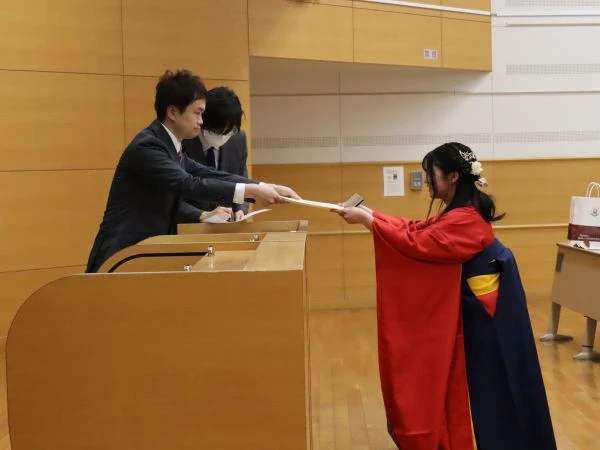 学科主任の林先生から学位記を授与される卒業生