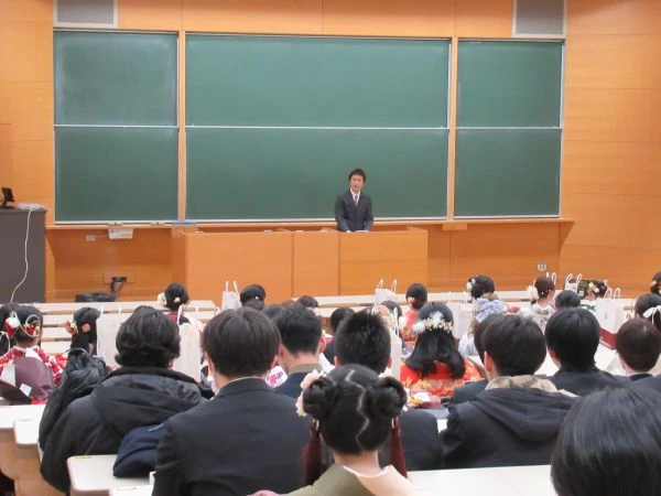 林先生による祝辞とそれを聴く卒業生