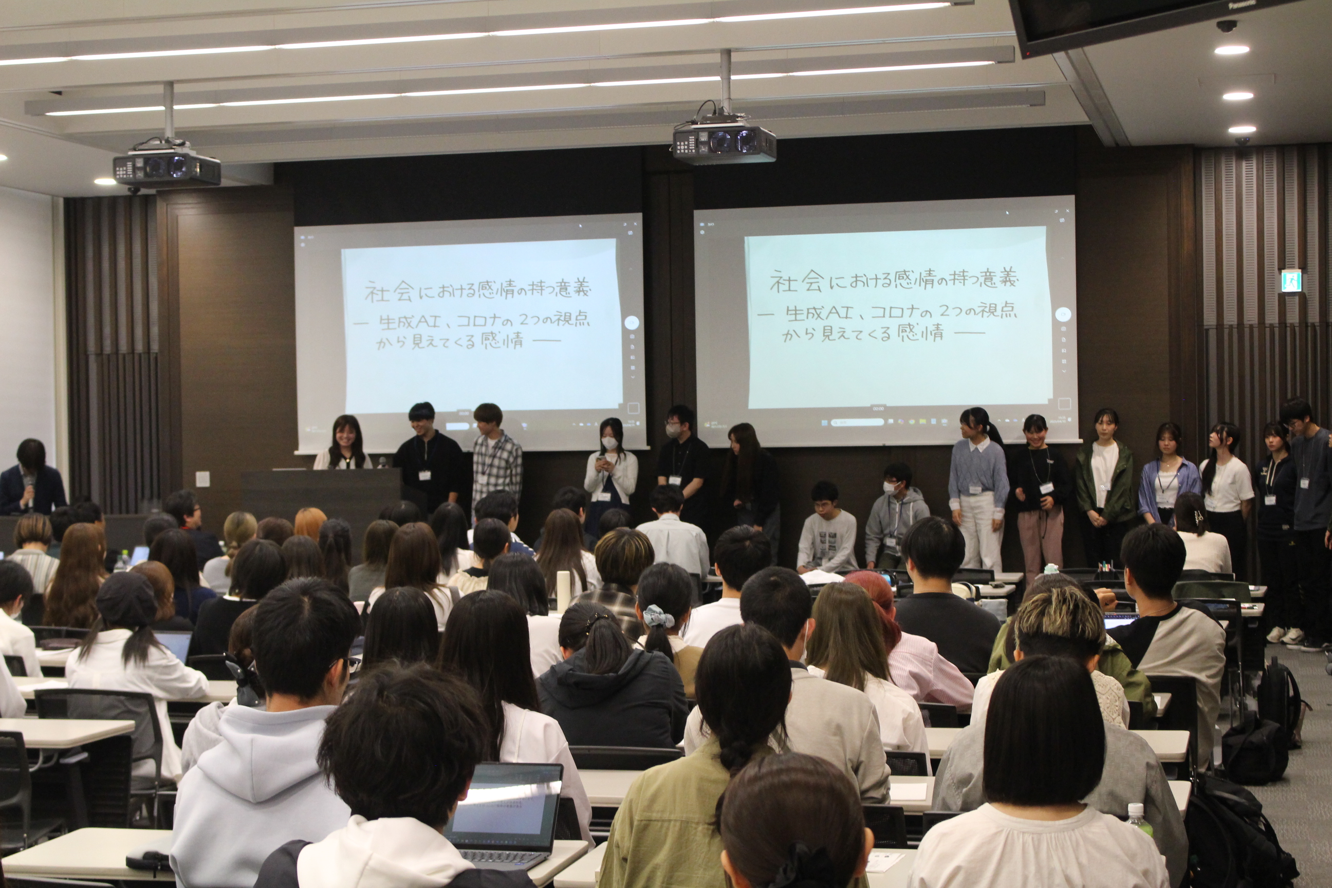 ゼミ単位ごとに発表と議論